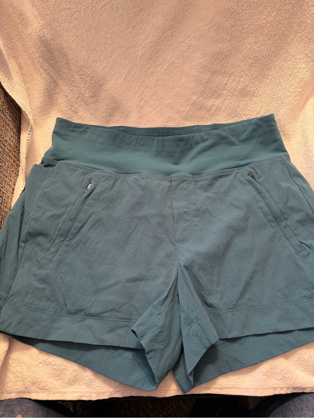 Athleta teal athletic shorts with zip pockets